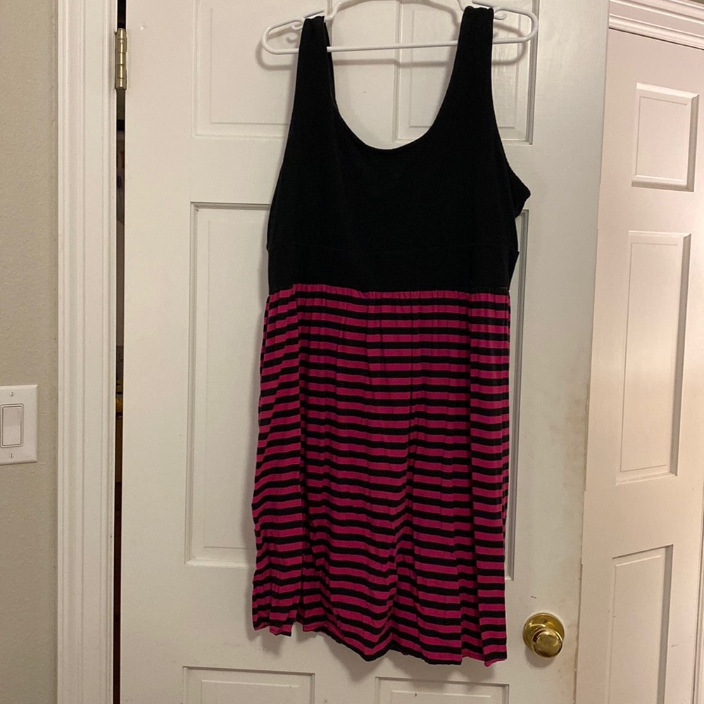 Cute cotton top dress in hot pink and black stripes! Animal friendly home